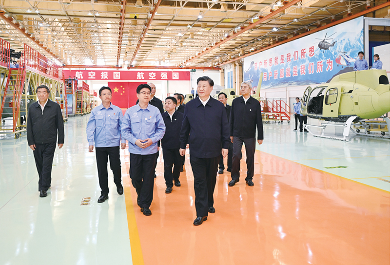 2023年10月10日至13日，中共中央总书记、国家主席、中央军委主席习近平在江西考察。这是11日上午，习近平在景德镇市昌河飞机工业（集团）有限公司考察。 新华社记者 燕雁/摄