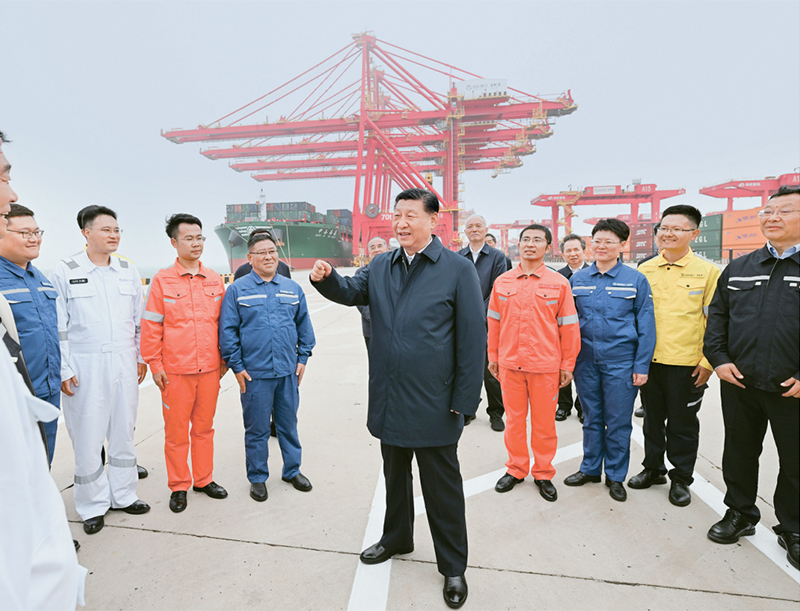 2024年5月22日至24日，中共中央总书记、国家主席、中央军委主席习近平在山东考察。这是22日下午，习近平在日照港亲切慰问港口科技工作者、运营人员、航运人员。 新华社记者 谢环驰/摄