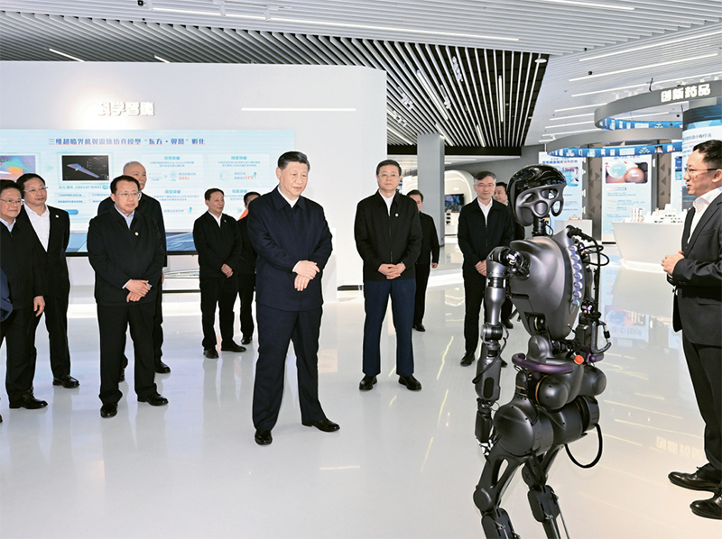 2023年11月28日至12月2日，中共中央总书记、国家主席、中央军委主席习近平在上海考察。这是11月28日下午，习近平在浦东新区张江科学城参观上海科技创新成果展。 新华社记者 谢环驰/摄