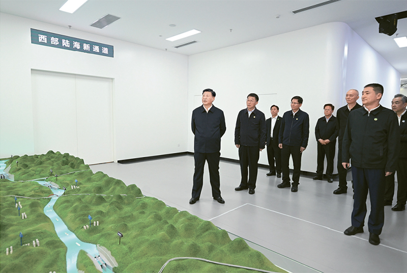 2023年12月14日至15日，中共中央总书记、国家主席、中央军委主席习近平在广西考察。这是14日上午，习近平在南宁市考察中国—东盟信息港股份有限公司，结合平陆运河沙盘听取西部陆海新通道骨干工程建设汇报。 新华社记者 谢环驰/摄